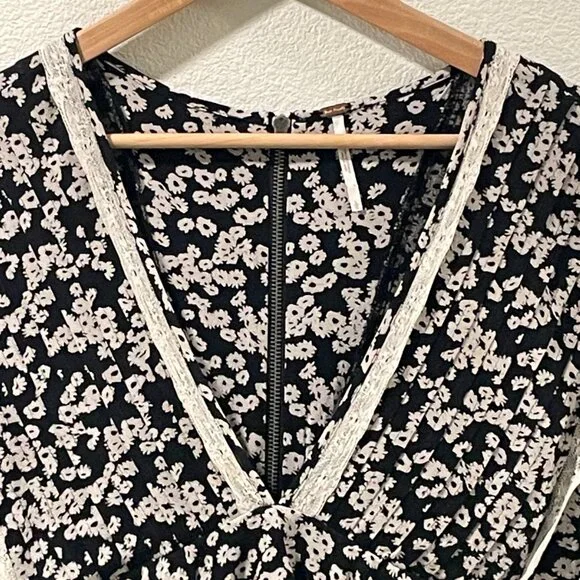 FREE PEOPLE NEW "Like You Best" Bell Sleeve Mini Lace Trim Black/Ivory Size L - Picture 6 of 9